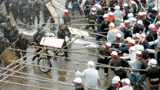 [흔들리는 공권력] 울산 건설플랜트 노조 시위에 쓰러진 경찰들