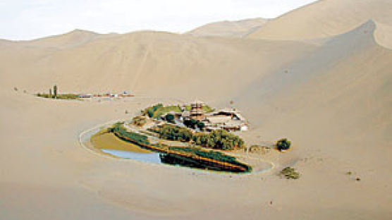 중국 사막 '초승달 호수' 고갈 위기