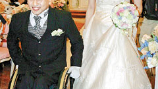 일본인 신부 맞은 휠체어 육상선수