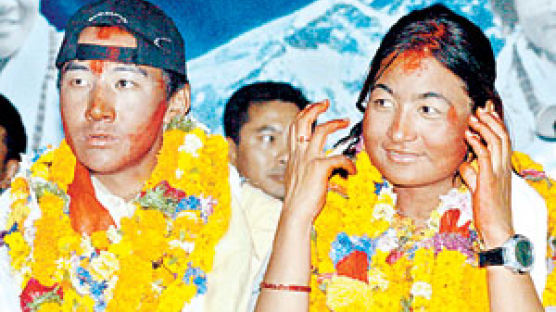 셰르파 출신 네팔인 에베레스트 정상 결혼식