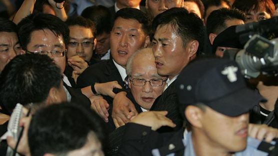 [사진] 샌드위치된 김우중 전 회장