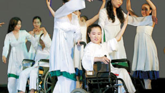 지체장애인 여성 다섯 명 아름다운 춤사위 '갈채'