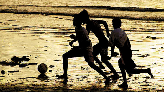 [사진] '해변축구'
