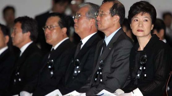 [사진] 서해교전 3주기 추모식 참석한 정치인들
