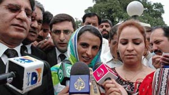 '집단 성폭행' 부족 형벌 당한 파키스탄 여성 법정투쟁 승리