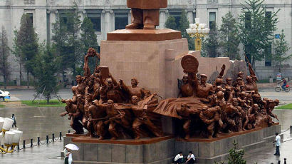 [사진] 마오쩌둥 동상 새단장