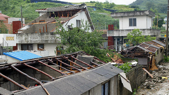 [사진] 전북 폭우… 지붕 '폭삭'