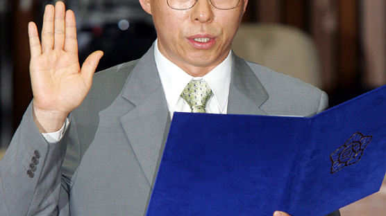 [사진] 선서하는 조대현 헌법재판소재판관 후보자
