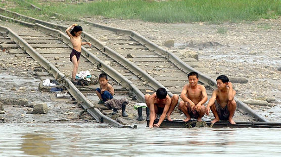 [사진] 압록강변 철길의 북한 주민