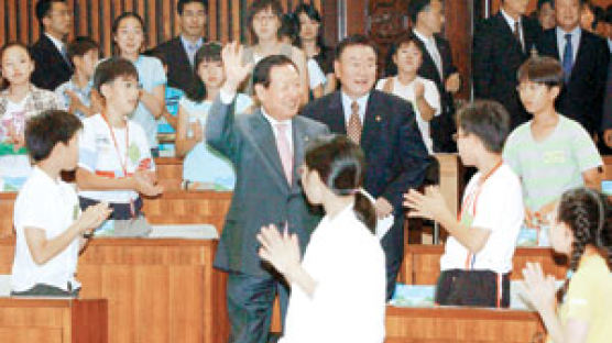 [국회의사당서 열린 제1회 어린이국회] '꼬마 의원' 들 톡톡 튀는 법안 쏟아내