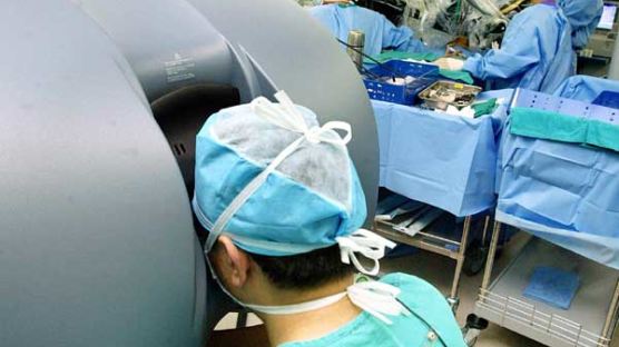 [사진] 국내 첫 로봇 수술 … 의사 손동작 따라 척척