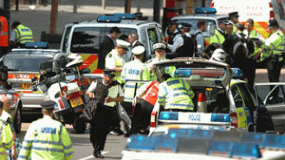 7·7 테러 판박이 폭발 … 겁에 질린 런던