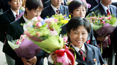 [사진] 남한에 내려온 북한 남녀 축구선수들