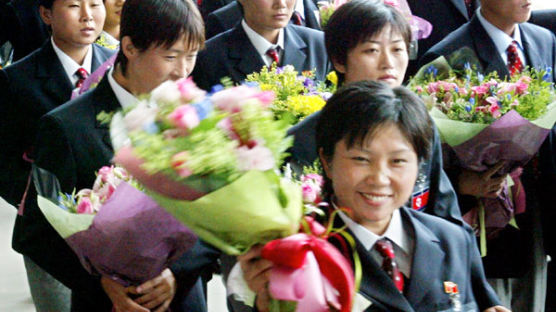 [사진] 남한에 내려온 북한 남녀 축구선수들