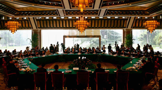 [사진] 6각 테이블에 마주앉은 6자회담 대표들