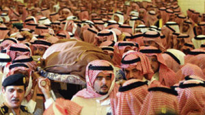 이슬람 전통 따른 파드 사우디 국왕 장례식