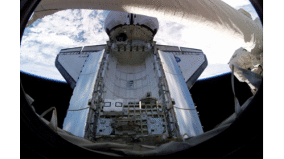 [사진] 우주정거장서 찍은 디스커버리호