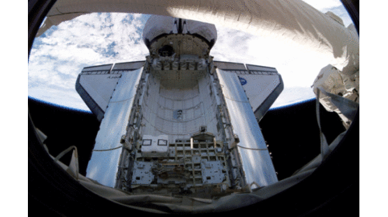 [사진] 우주정거장서 찍은 디스커버리호