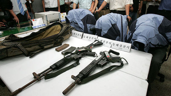 [사진] 검거된 총기 탈취 용의자들