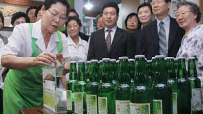 "북한 생수 팔아 위안부 도와요"