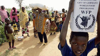 니제르 250만 명 굶어죽기 직전… 유엔 긴급식량 배급 시작