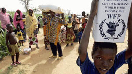 니제르 250만 명 굶어죽기 직전… 유엔 긴급식량 배급 시작