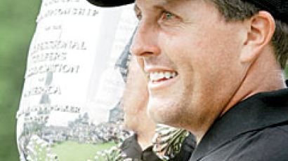 남자 골프 '3웅시대'… 미켈슨, PGA챔피언십 우승