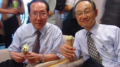 [사진] 아이스크림먹는 남·북 대표