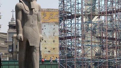 [사진] 철창 속을 나온 람세스 2세 석상
