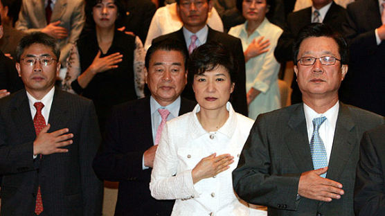 [사진] 박 대표 '노무현 정부 평가토론회' 참석