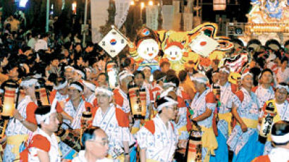 대학로 온 일본 연등축제 행렬… '한·일 축제 한마당' 성황