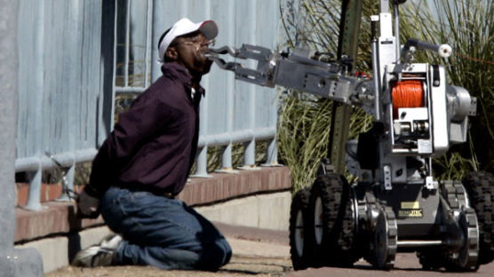 [사진] 강도 무장해제하는 로봇