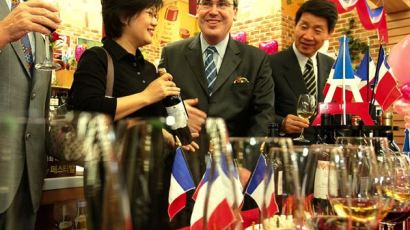 [사진] 주한 프랑스 대사 '와인 세일즈'