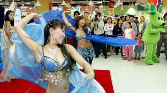 [사진] 할인점의 댄스 축제