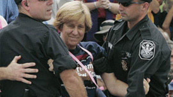 '반전 엄마' 백악관 시위 중 체포