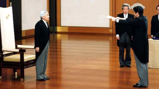 [사진] 임명장 받는 아베 신조 일본 관방장관
