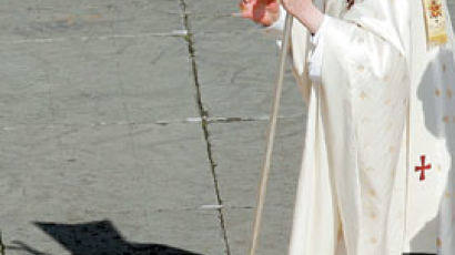 교황은 '멋쟁이'… 빨간 명품 구두에 선글라스 즐겨