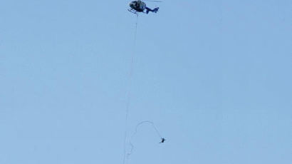 [사진] 헬리콥터서 번지점프