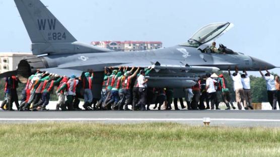 [사진] 고장난 F-16 "영차 영차"
