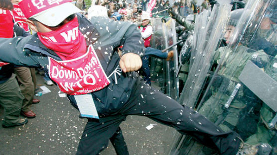 [사진] 한국시위대 반WTO 시위