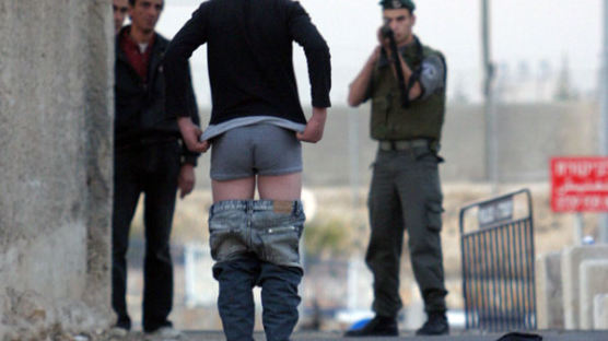 [사진] 검문 당하는 팔레스타인 소년