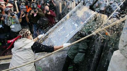 [사진] 반WTO 시위 한국농민·홍콩 경찰 충돌