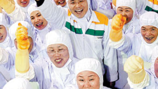 "김치에 희망을 버무렸어요" 쓰러진 회사 일으켜세운 김치공장 아줌마들