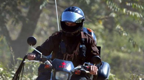 [사진] 오토바이 탄 반군 지도자