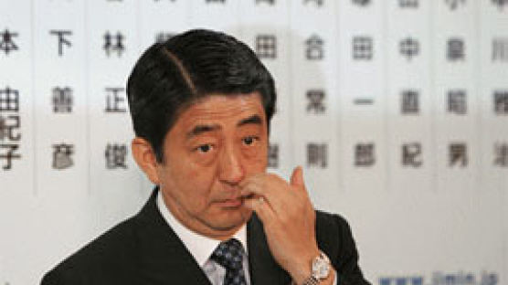 일본 아베 관방, 로비 스캔들 '불똥'