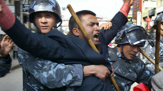 [사진] "네팔 국왕 퇴진" 시위대 연행