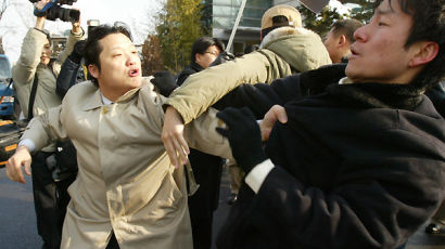 [사진] 강정구 교수 직위해제 찬반충돌