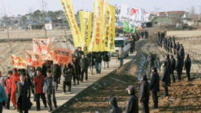 폴리스 라인 지킨 준법시위 경찰·시위대 서로 "고맙다"