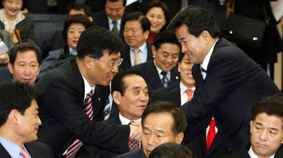 [사진] 의원총회 참석한 정동영 의장