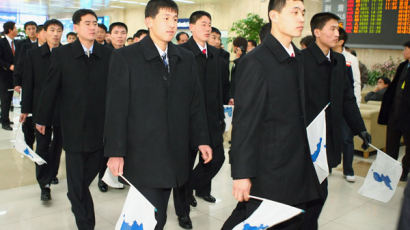 [사진] 북한 아이스하키 선수단 입국